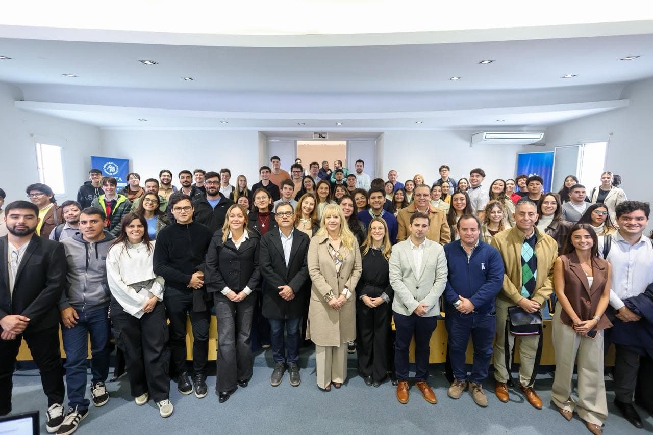 Foto grupal de los becarios de la cohorte 2026 en la UNSTA