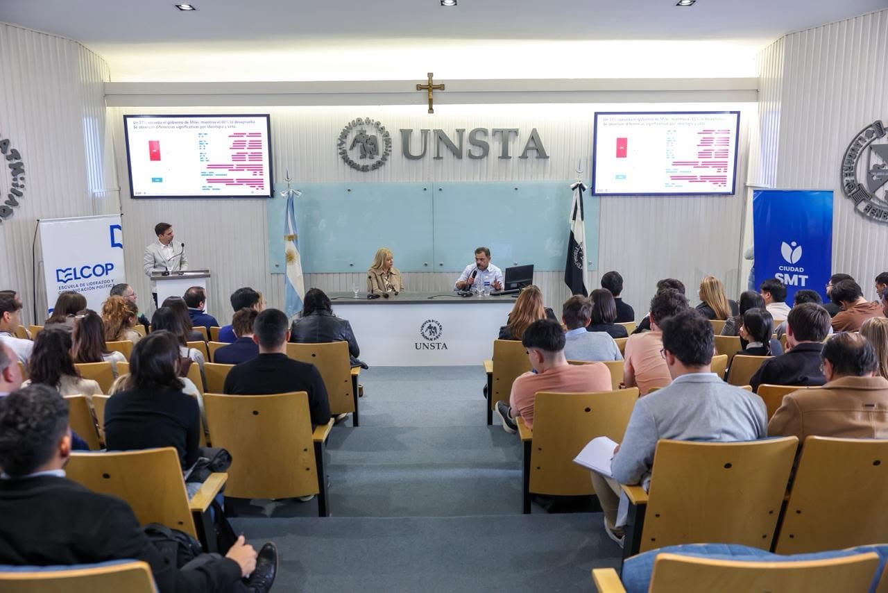 Clase de la cohorte 2026 con una presentación de datos de opinión pública proyectada