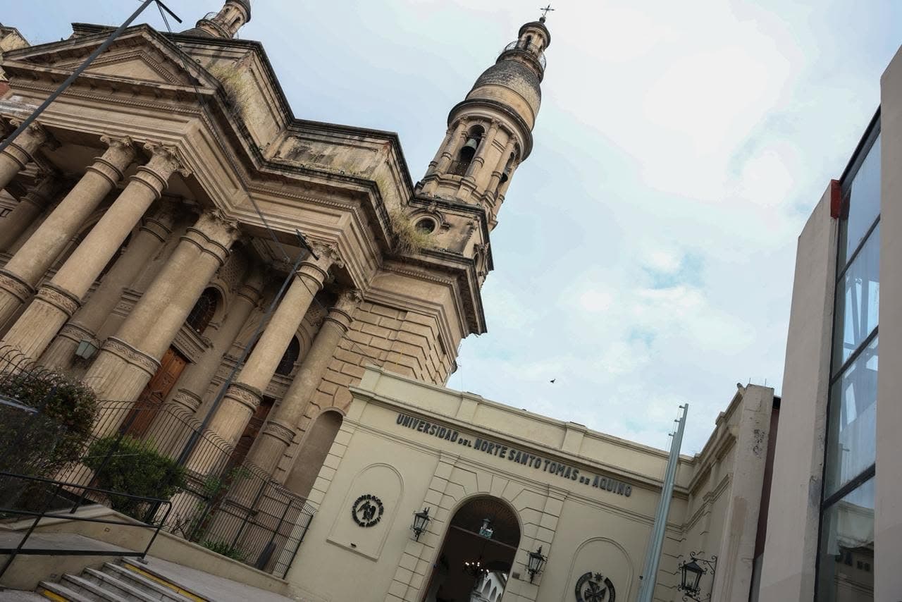 Fachada de la UNSTA en San Miguel de Tucumán